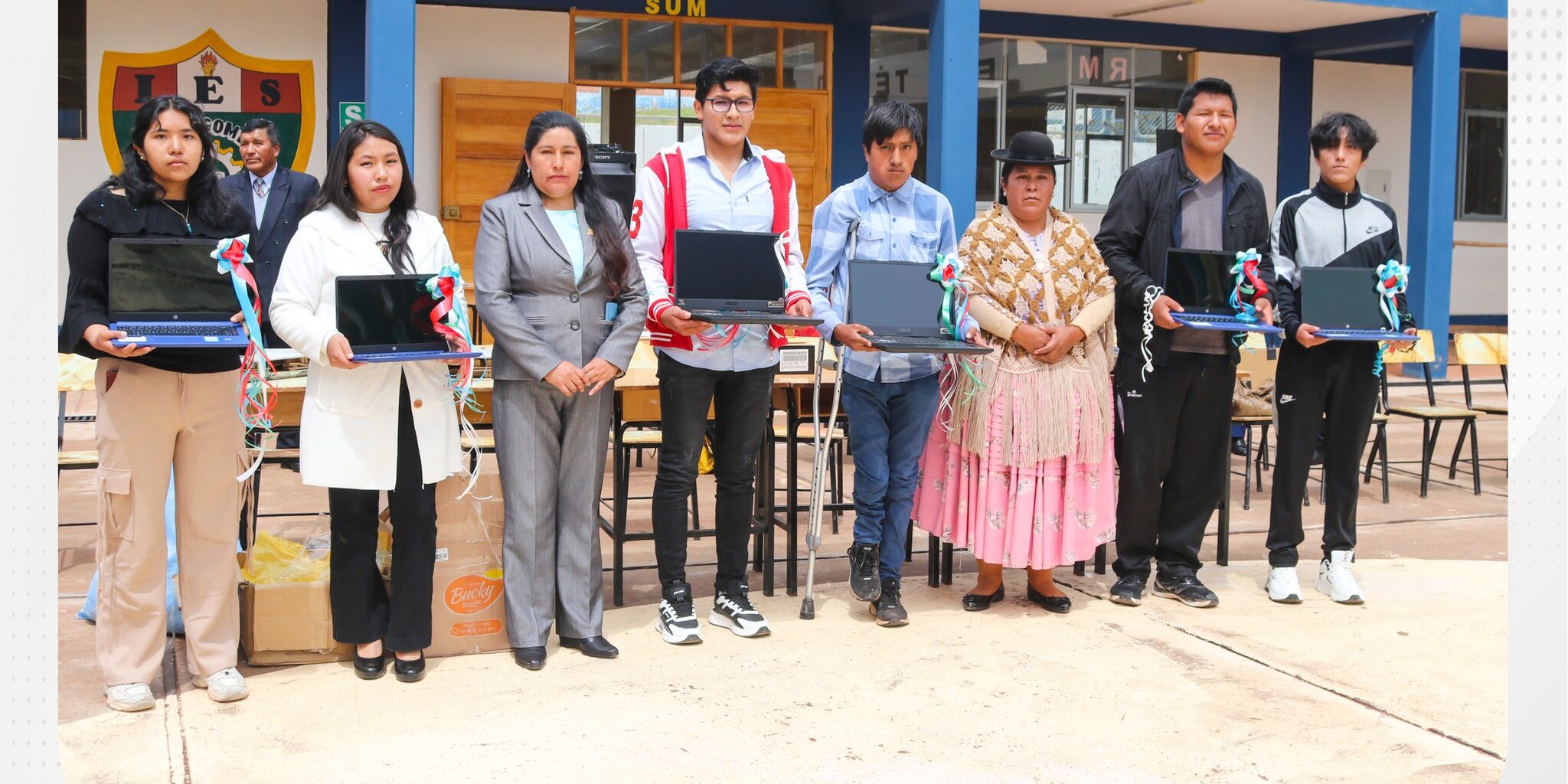 LA MUNICIPALIDAD DE MOHO ENTREGA LAPTOPS A JÓVENES INGRESANTES A LAS UNIVERSIDADES PÚBLICAS